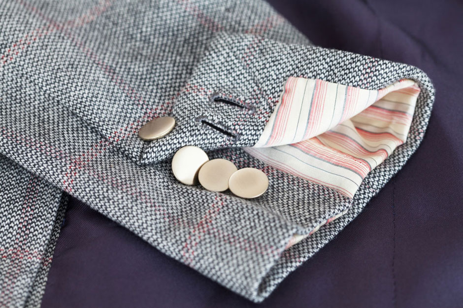 Handumsäumte Knopflöcher und Ärmelfutter an einem Kaschmir Sakko von Egon Brandstetter Maßschneider Berlin