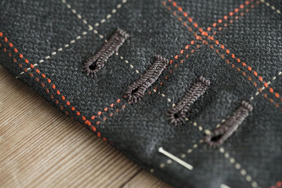 Detailaufnahme von handumsäumten Knopflöchern eines maßgeschneiderten Seidenanzugs von Egon Brandstetter Maßschneider Berlin