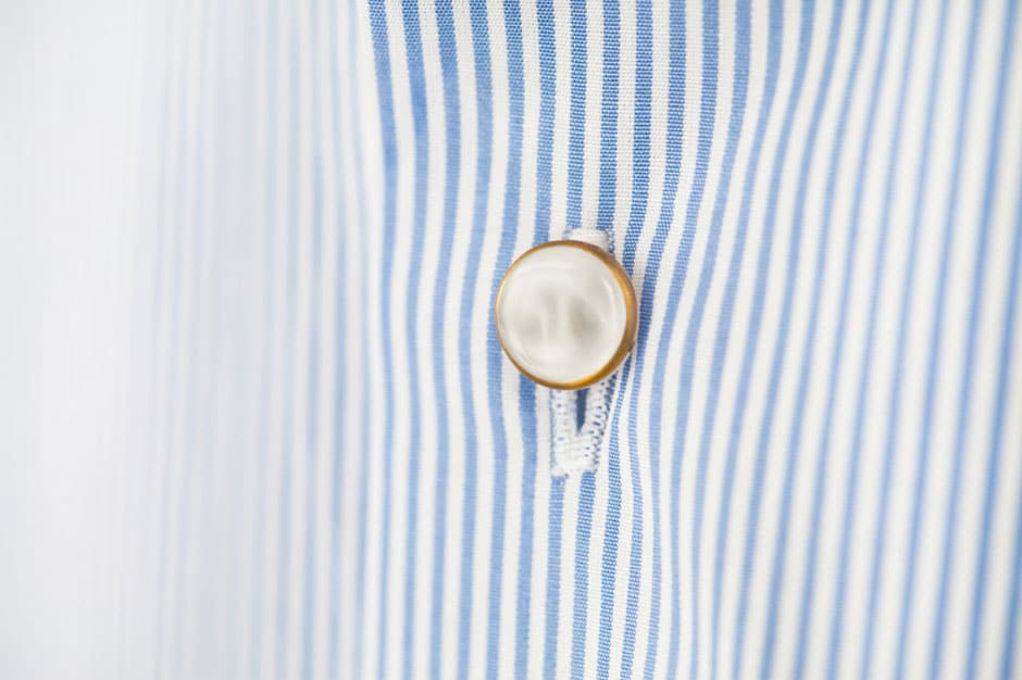 Detailaufnahme eines Knopfs aus gepresstem Glasstaub mit 18 Karat Goldrand von Egon Brandstetter Maßschneider Berlin