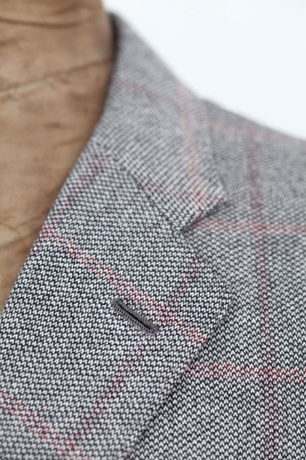 Reversknopfloch eines Kaschmir Sakkos von Egon Brandstetter Maßschneider Berlin