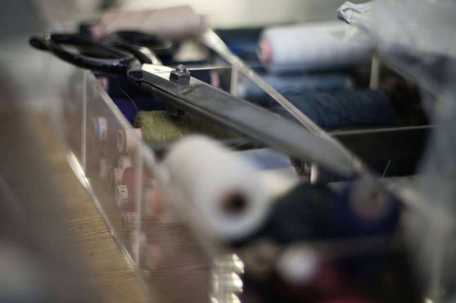 Schneiderschere und Nähgarn von Maßschneider Egon Brandstetter Berlin