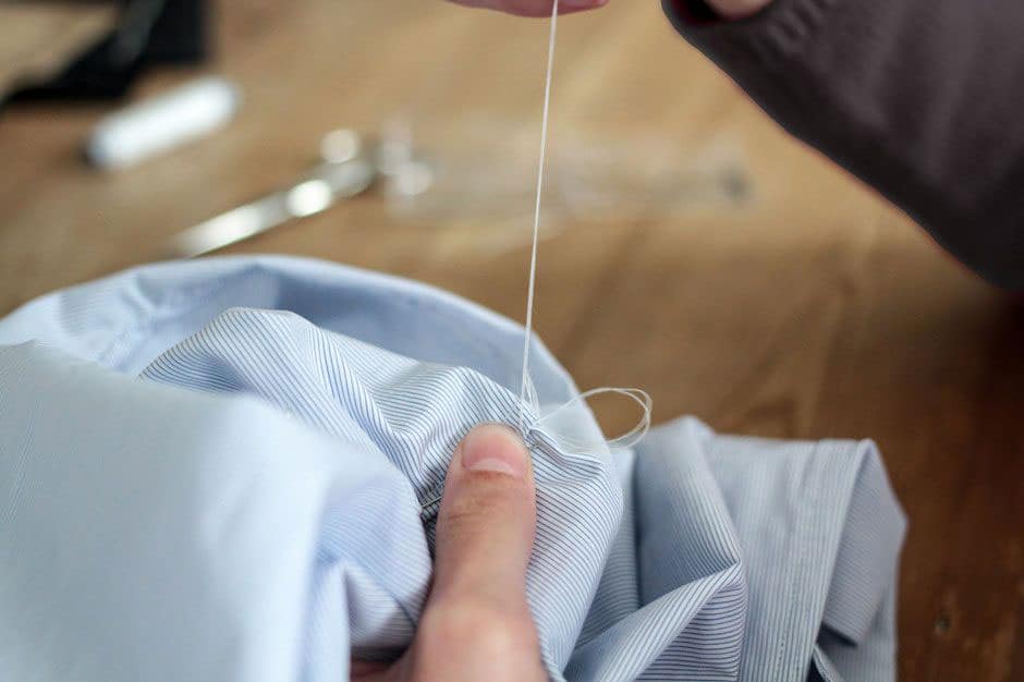 Handeingesetzter Ärmel eines Maßhemds Von Hand eingesetzter Ärmel eines maßgeschneiderten Hemds