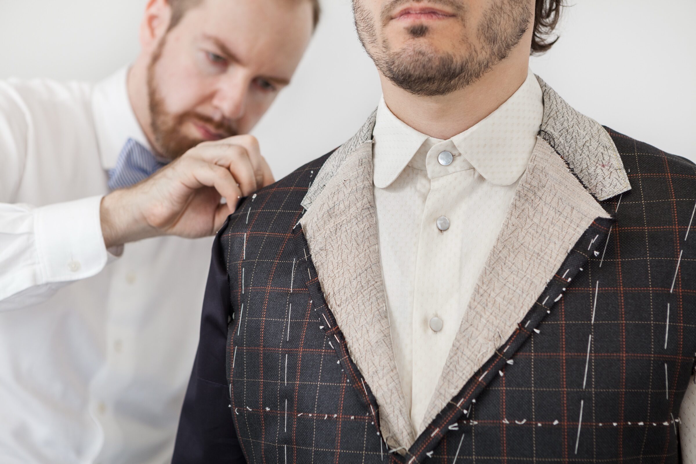 Anprobe eines Vollmaß-Anzugs mit pikiertem Revers im Atelier Egon Brandstetter, Berlin-Mitte