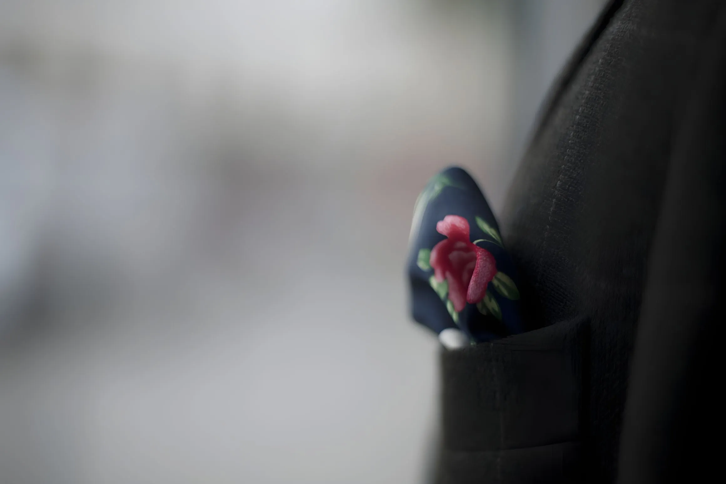 Einstecktuch in der Brusttasche eines maßgeschneiderten Sakkos
